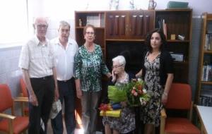 Ajuntament de Vilafranca. Felicitació a una àvia centenària de Vilafranca
