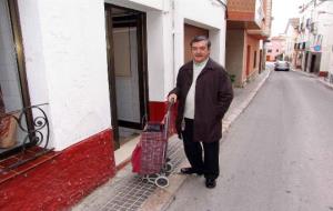 Ferran Rodríguez, per un cop sense el micro a la mà, fent vida de poble al nucli antic de Calafell. Ajuntament de Calafell