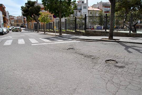 PSC. Forat a l'asfalt al carrer Eugeni d'Ors