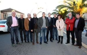 Foto de família dels alcaldes ebrencs de l'N-340 i representants de la federació de transportistes de Tarragona, al Pon penjant d'Amposta. ACN