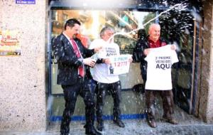 Foto general del moment en que han obert cava a l'administració número 1 de Santa Perpètua de Mogoda per celebrar el segon premi de la grossa de Nadal