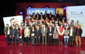 Fotografia de família dels organitzadors de La Marató de TV3 amb els artistes, escriptors i il·lustradors que participen en el disc i el llibre. ACN