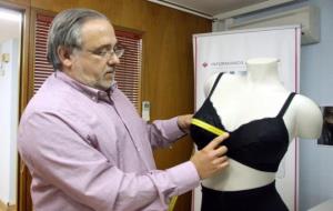 Francesc Puertas mostra en un maniquí com s'ha de mesurar la talla i copa del pit