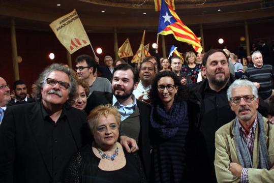 Gabriel Rufián, Joan Tardà, Oriol Junqueras, Marta Rovira i Santi Vidal són aplaudits a l'inici del míting al Teatre Principal de Sabadell. ACN