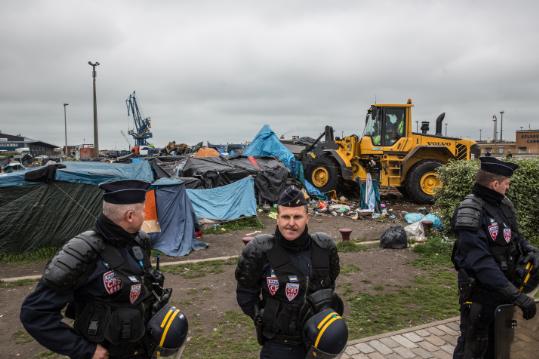 Gendarmes a Calais. Eix