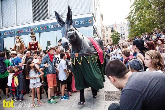 Gran part del Seguici Festiu de l’Arboç actua a Les Festes de les Santes de Mataró. Diari TotMataró