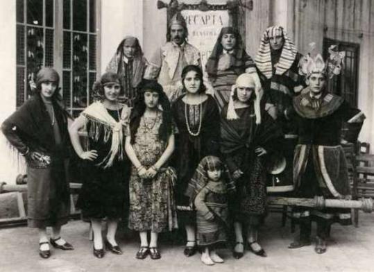 Museu Victor Balaguer. Grup de persones disfressats de Carnaval amb penó de recapta benèfica. Finals s. XIX  inicis s. XX