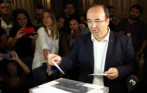 Iceta vota al seu col·legi electoral de la UB al centre de Barcelona . ACN