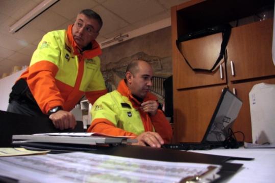 Imatge d'arxiu de dos treballadors del Servei d'Emergències Mèdiques fan feina a l'hospital de campanya muntat a Sitges amb motiu del Carnaval. ACN