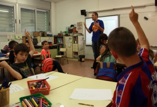 Imatge d'arxiu d'un mestre donant classes a l'escola. ACN