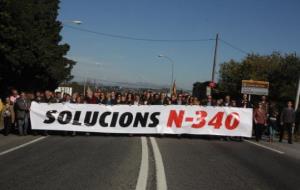 Imatge de la capçalera de la manifestació que ha tallat la N-340 al seu pas per l'Arboç amb el lema 'Solucions N-340'. ACN