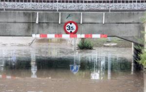 Imatge de la inundació sota el pas de la via a Cubelles, amb la tanca que permet veure la quantitat d'aigua acumulada