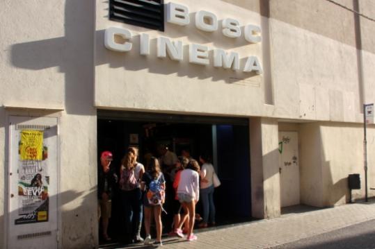 Imatge de l'entrada del Cinema Bosc de Vilanova i la Geltrú, on hi ha un grup d'adolescents. ACN