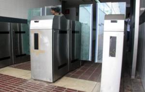 Imatge de les dues màquines validadores de l'accés secundari de l'estació de trens de Vilanova