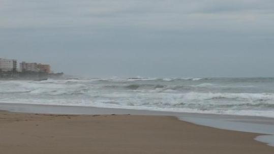 Imatge del temporal al mar, a la platja de Calafell, aquest matí. AVPC Calafell