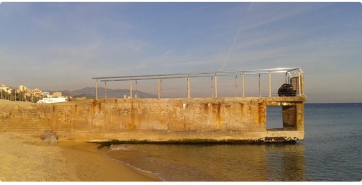 Meteoteleb . Imatge des de la platja de Badalona, observem els efectes del mar sobre alguns elements urbanístics que es trobem a tocar del mar