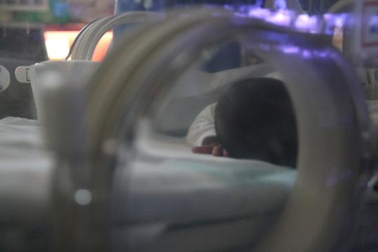 Imatge d'un nen prematur a la incubadora del servei de neonatologia de l'Hospital Clínic de Barcelona. ACN