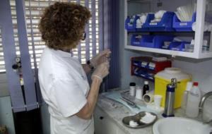 Imatge d'una infermera preparant la vacuna contra la diftèria al CAP de la Garrotxa d'Olot