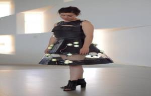 Imatge d'una noia portant el vestit amb sensors presentat per Telefónica. ACN