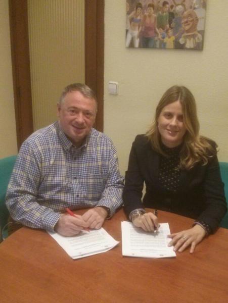 Ajuntament de lArboç. Joan Sans, alcalde de LArboç, i Berta Mercadé, de Sorea, en plena signatura del protocol 