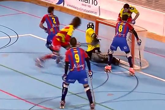 CP Vilafranca. Joan Vàzquez autor de 4 gols, contrlonat la bola per darrera la porteria de lAlcoi