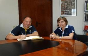 Ajuntament de Canyelles. Jordi Arcarons, reconegut pilot de motos visita l'Ajuntament de Canyelles