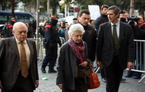 Jordi Pujol i Marta Ferrussola, entrant a la Ciutat de la Justícia, custodiats per personal de seguretat