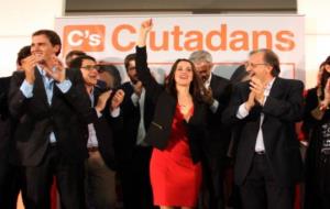 La candidata de C's, Inés Arrimadas, celebra eufòrica els resultats electorals al costat del president del partit, Albert Rivera. ACN
