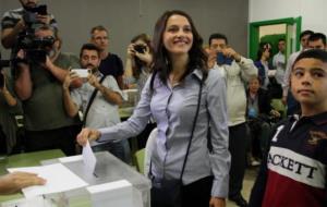 La cap de llista de C's, Inés Arrimadas, introdueix el sobre amb la papereta dins d'una urna d'un col·legi electoral del districte de les Corts. ACN