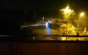 La cruïlla entre els carrer Zamenhof i la carretera de Cubelles, inundada a Vilanova