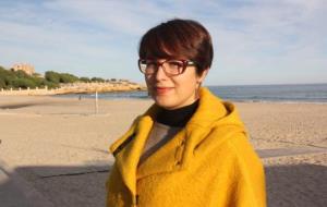 La directora del film 'Sonata per a violoncel', Anna M. Bofarull, mirant a càmera, a la platja de l'Arrabassada a Tarragona. ACN