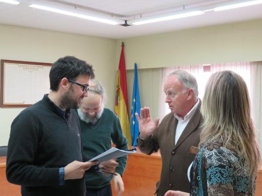 Ajuntament de Cunit. La familia Bultó de Cunitc edeix restes ceràmiques de l'avenc dels anys 70