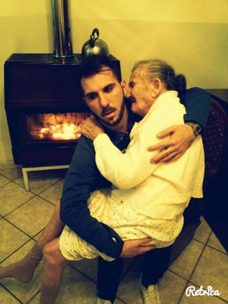 EIX. La fotografia de Giancarlo Murisciano amb la seva àvia, que pateix Alzheimer, ha emocionat milers de persones