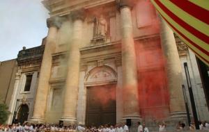 La hissada de la senyera al campanar de Sant Antoni. Ajuntament de Vilanova