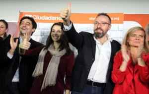 La líder de C's a Catalunya, Inés Arrimadas, i el cap de llista del partit per Barcelona, Juan Carles Girauta, somriuen en l'enganxada de cartells. AC