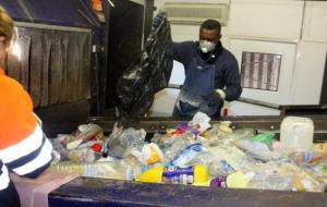 La Mancomunitat Penedès Garraf espera tractar 4.000 tones d'envasos anuals amb la nova planta de selecció automatitzada. ACN