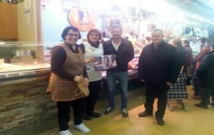 EIX. La parada del germans Bayarri guanya el concurs de Carnaval del Mercat del Centre de Vilanova