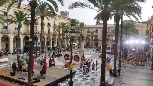 La plaça de la Vila de Vilanova, escenari del rodatge d'una escena d'un film xinès. EIX