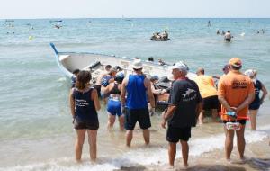 La platja de Calafell acull la setzena edició del Desafiament de Llaguts. Ajuntament de Calafell