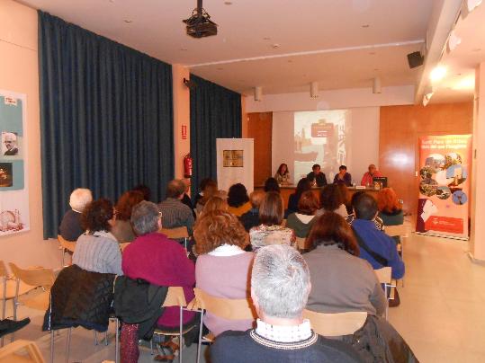 Ajt Sant Pere de Ribes. La presentació de la maleta pedagògica dels indians de Ribes desperta interès 