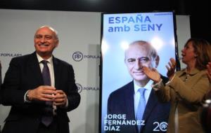 La president del PP, Alícia Sánchez-Camacho, aplaudeix el cap de llista, Jorge Fernández Díaz, just després de mostrar el cartell electoral. ACN