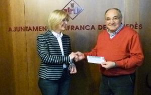 Ajuntament de Vilafranca. La regidora de Comerç, M. Dolors Rius, ha fet lliurament de limport de la venda del receptari al representant del El Ressò,
