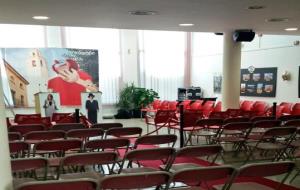 La sala ja està preparada per al pregó. Ajuntament de Cubelles