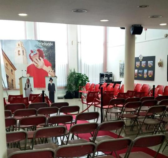 La sala ja està preparada per al pregó. Ajuntament de Cubelles