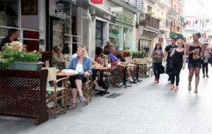 La terrassa d'una cafeteria del centre de Sitges, amb diversos turistes