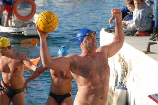 Ajuntament de Sitges. La tradicional cita esportiva de la Travessia Nedant dHivern i l'Aquatló, del Club Natació Sitges