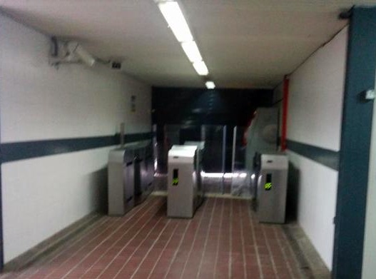 Daniel Carabantes. L'accés al pas subterrani de l'estació de RENFE queda inhabilitat a causa dels actes vandàlics