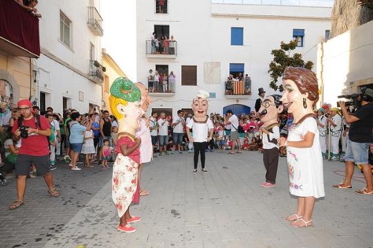 L’Agrupació de Balls Populars de Cubelles busca portadors pels capgrossos i gegants. ABPC