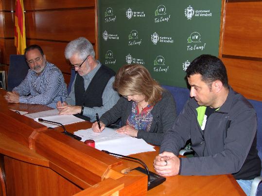 Ajuntament del Vendrell. LAjuntament del Vendrell signa un conveni amb Creu Roja per a la distribució de lots dalimentació de nadons