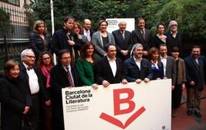 L'alcaldessa, Ada Colau, amb altres representants polítics municipals, el conseller de Cultura, Ferran Mascarell, i membres de la candidatura
